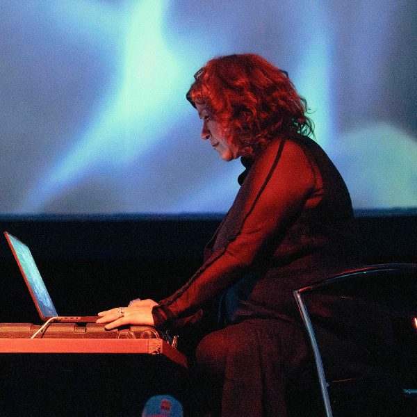 Profesora Carmen Gil Vrolijk en instalación