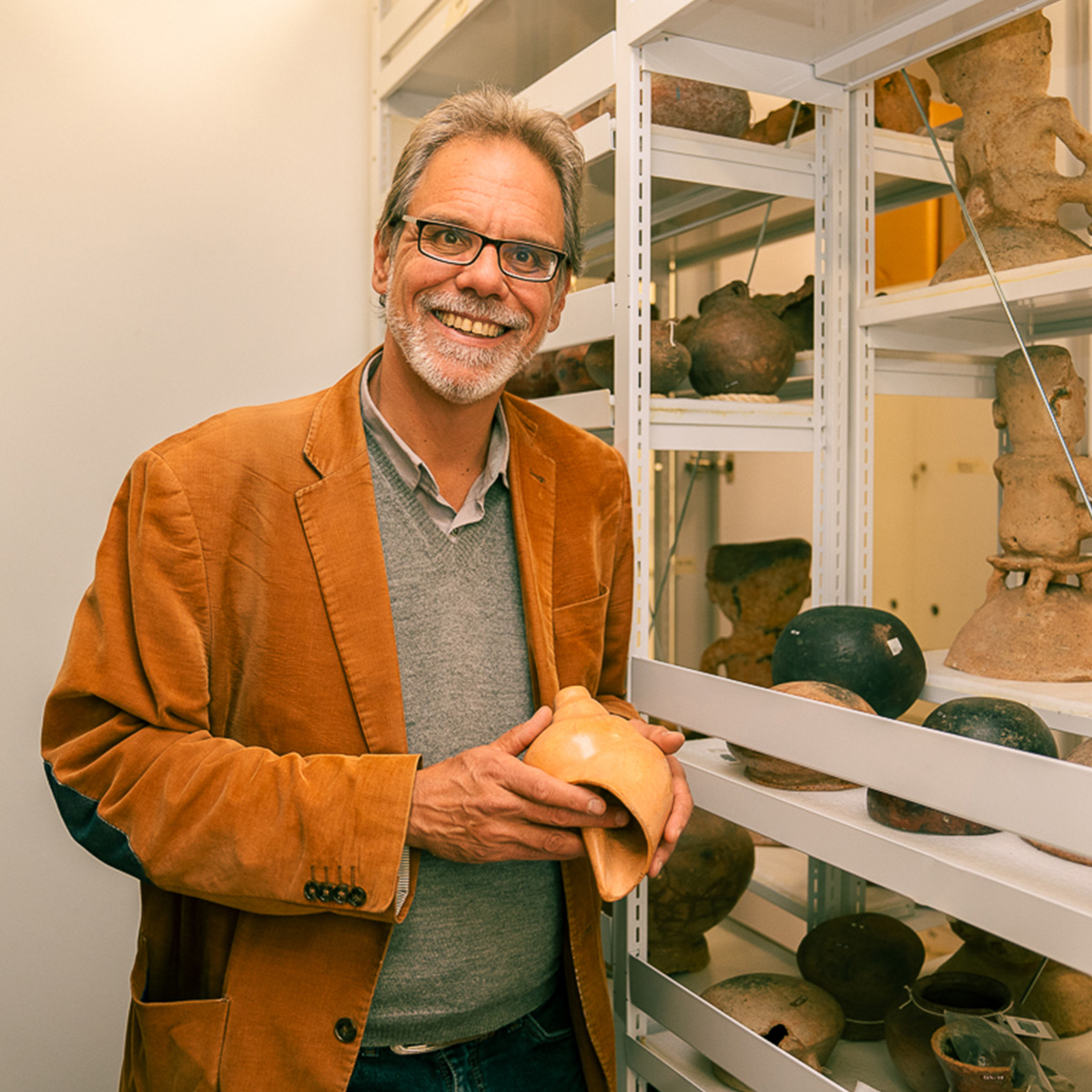 Alexander Herrera, profesor del Departamento de Historia del Arte.