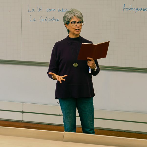 Carolina Alzate , profesora del Departamento de Literatura.