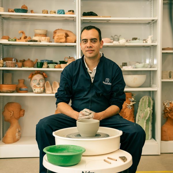 Cesar Romero, profesor del Departamento de Arte.