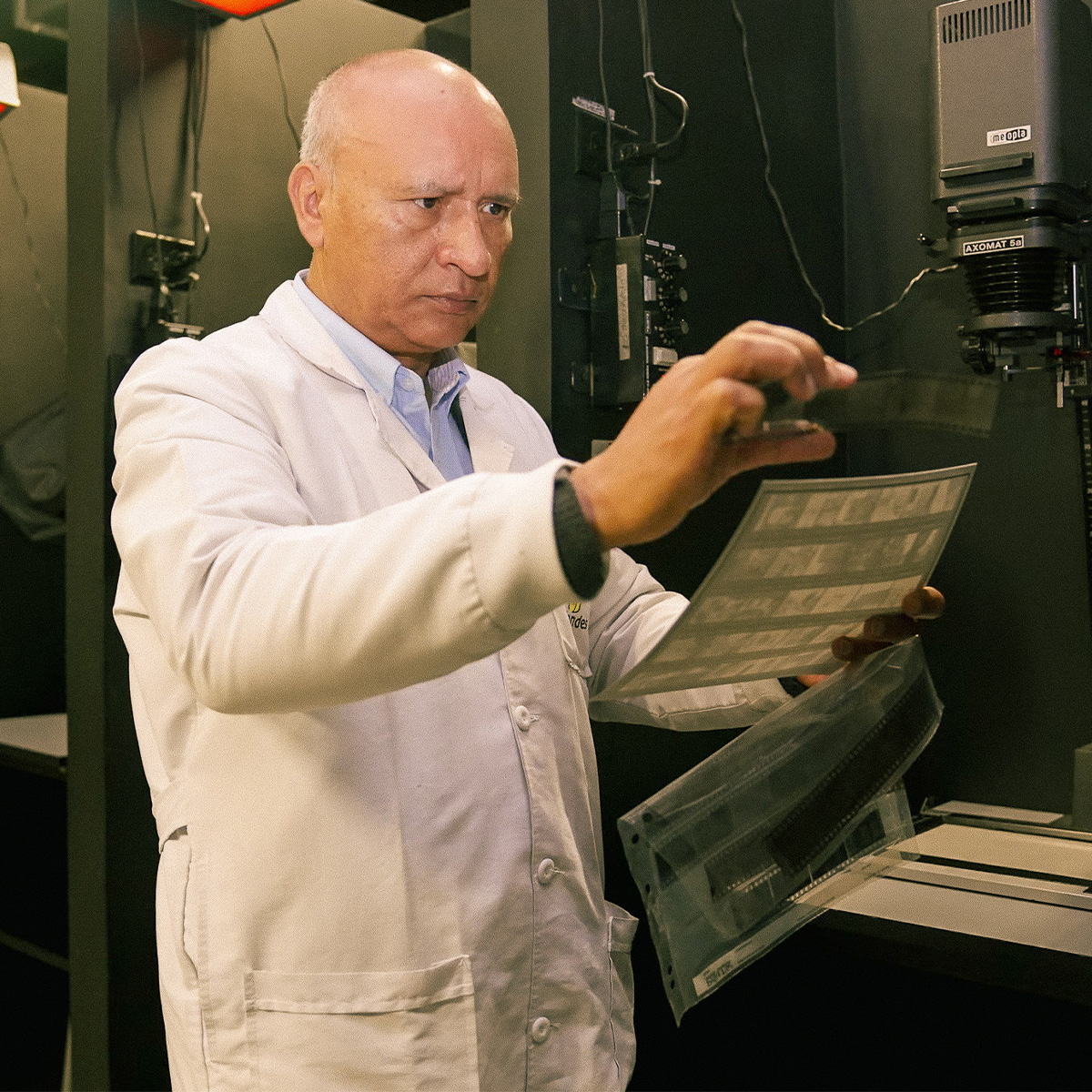 Hector Mendoza, técnico de laboratorio, Departamento de Arte