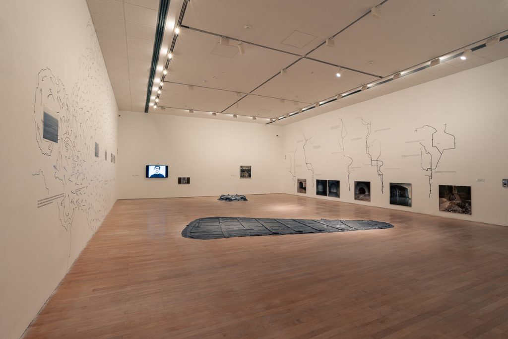 Descubre la exposición retrospectiva de Juan Fernando Herrán en el MAMU, con más de 80 obras que abarcan tres décadas.