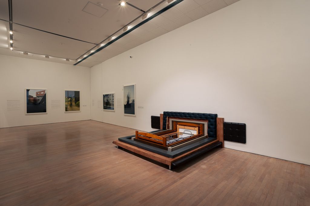 Descubre la exposición retrospectiva de Juan Fernando Herrán en el MAMU, con más de 80 obras que abarcan tres décadas.