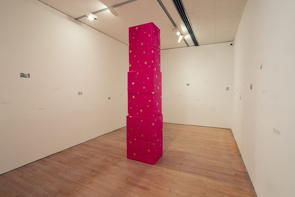 Descubre la exposición retrospectiva de Juan Fernando Herrán en el MAMU, con más de 80 obras que abarcan tres décadas.