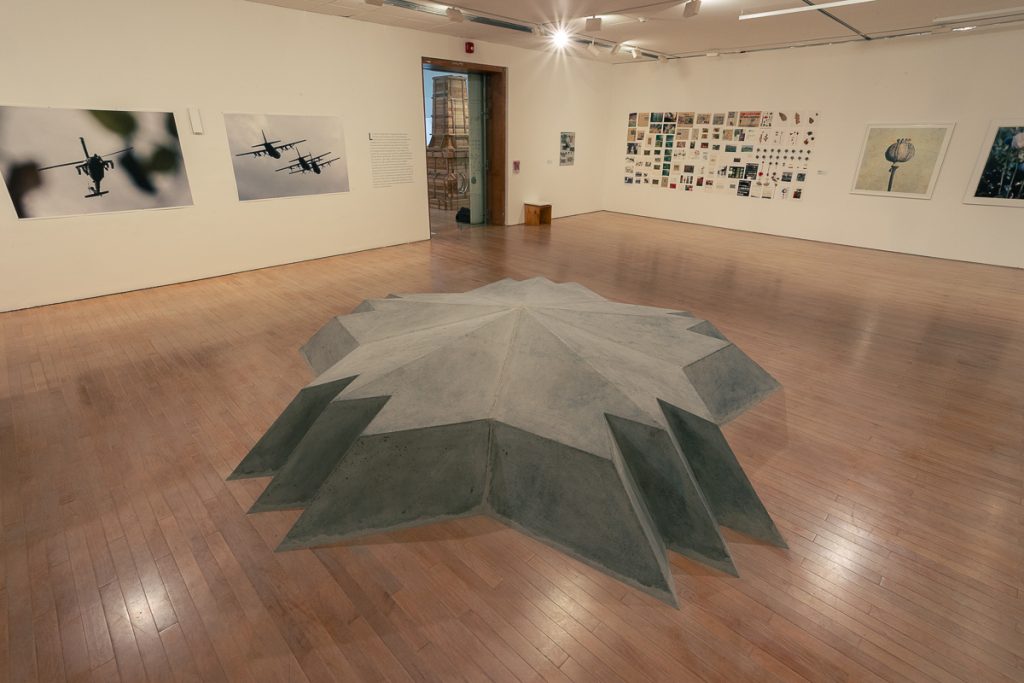 Descubre la exposición retrospectiva de Juan Fernando Herrán en el MAMU, con más de 80 obras que abarcan tres décadas.