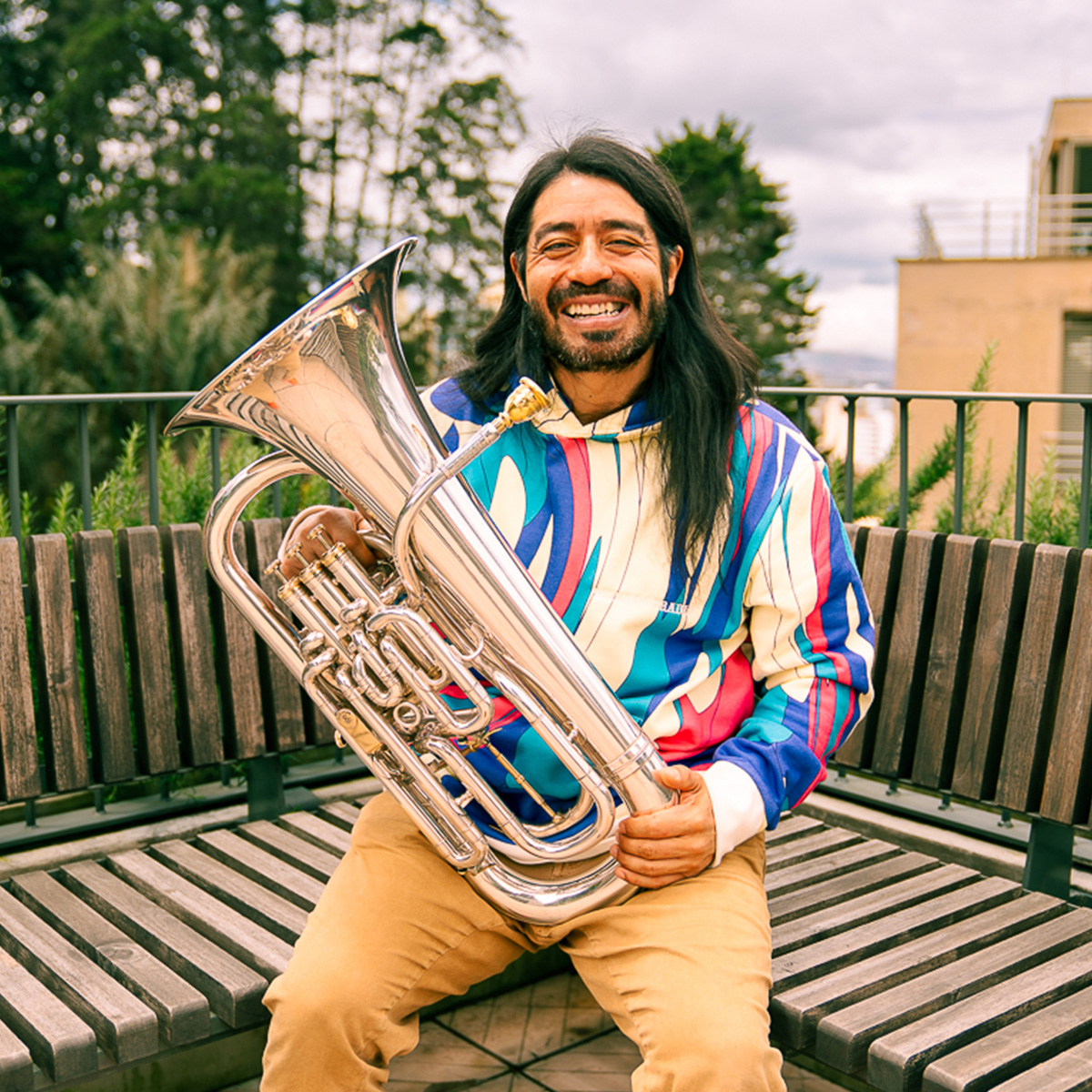 Profesor y músico Sebastian Rozo con su Eufonio