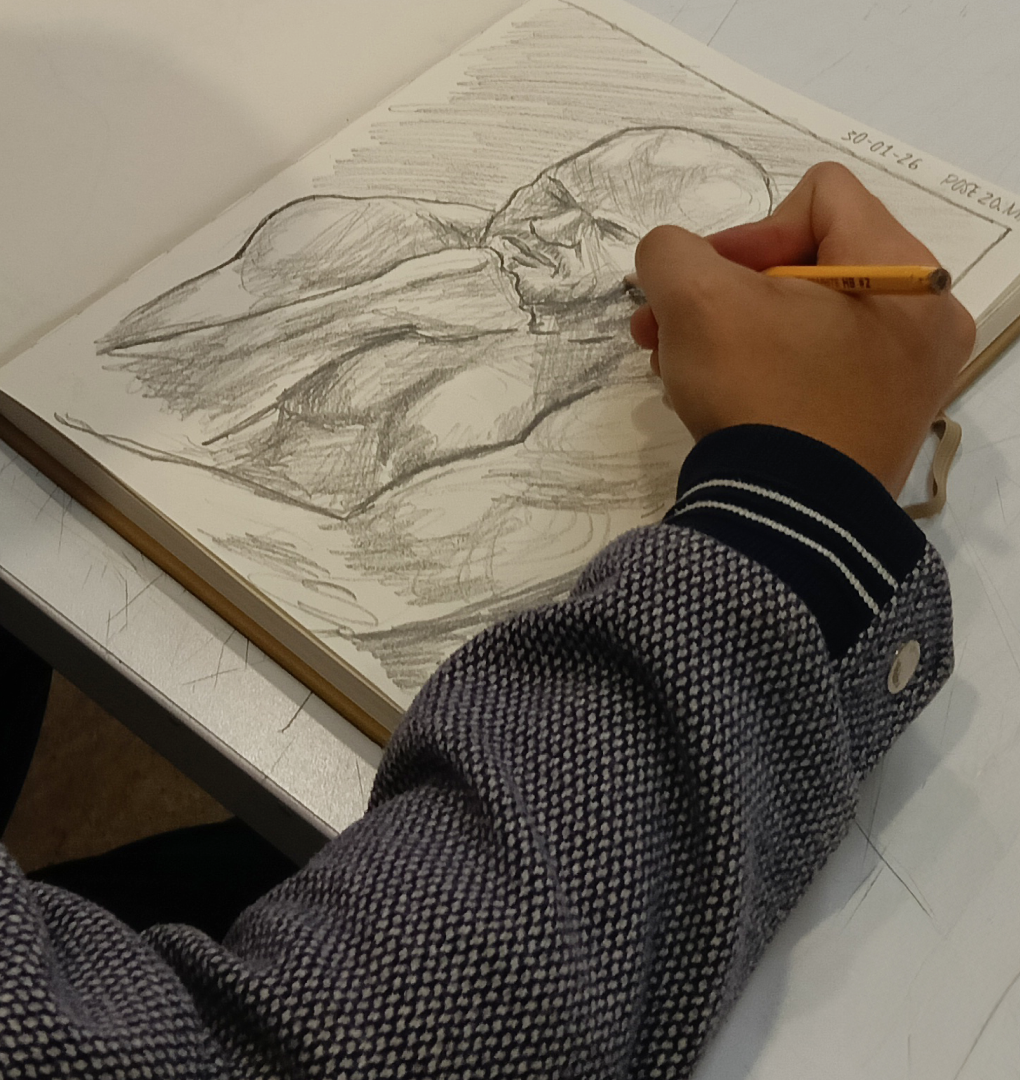 Una sesión de dibujo realizada con modelo en vivo los viernes de 2:00 p.m. a 5:00 p.m. en el S1-302, Bloque S1, Universidad de los Andes