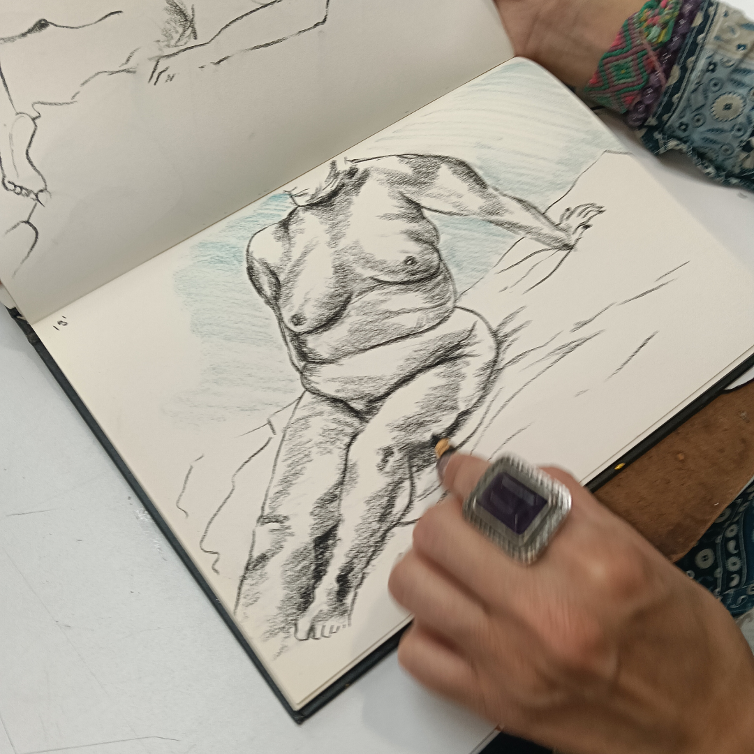 Una sesión de dibujo realizada con modelo en vivo los viernes de 2:00 p.m. a 5:00 p.m. en el S1-302, Bloque S1, Universidad de los Andes