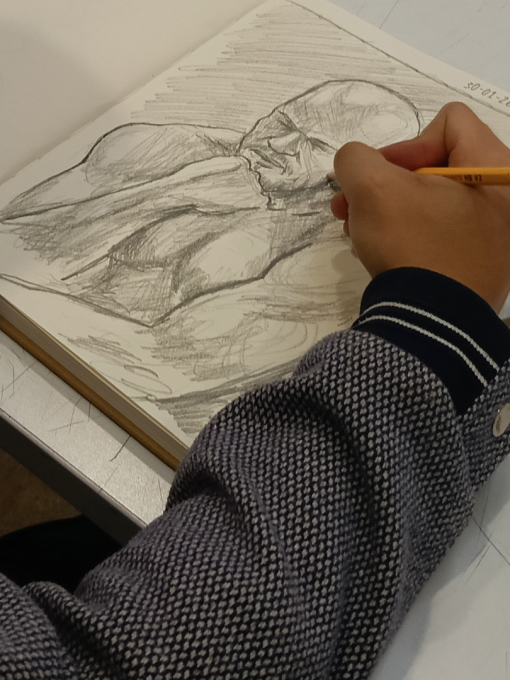 Una sesión de dibujo realizada con modelo en vivo los viernes de 2:00 p.m. a 5:00 p.m. en el S1-302, Bloque S1, Universidad de los Andes
