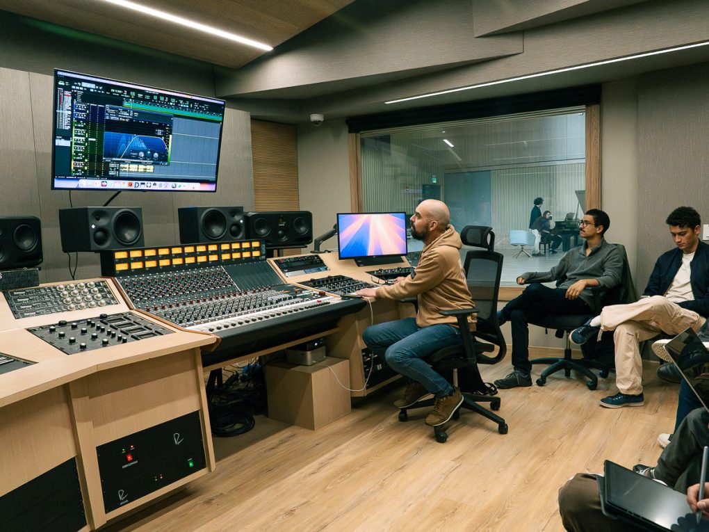 P1-002 Control room, sala de grabación y mezcla | Facultad de Artes & Humanidades | Universidad de los Andes