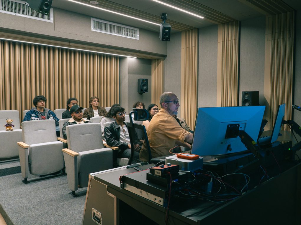 Sala de mezcla inmersiva Dolby Atmos | Edificio P1 Cajita musical | Facultad de Artes y Humanidades | Universidad de los Andes