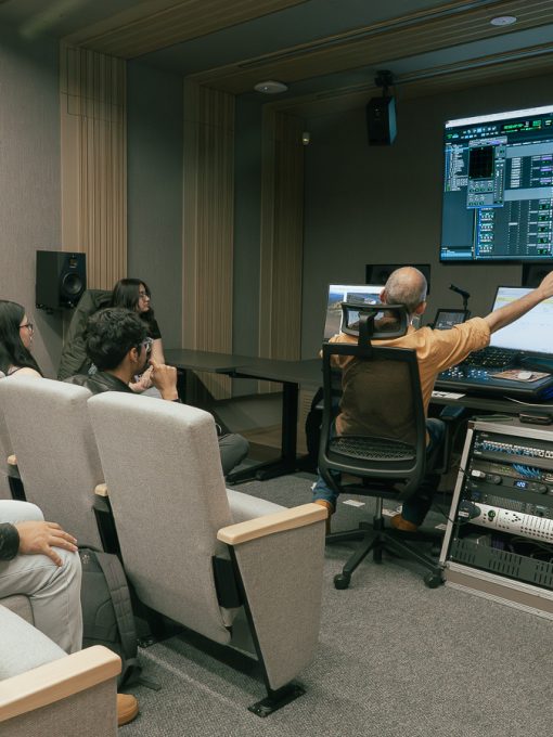 Sala de mezcla inmersiva Dolby Atmos | Edificio P1 Cajita musical | Facultad de Artes y Humanidades | Universidad de los Andes