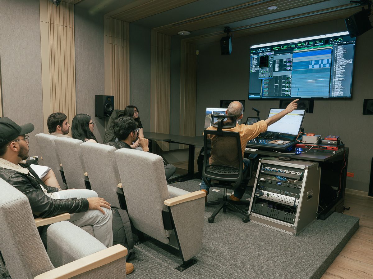 Sala de mezcla inmersiva Dolby Atmos | Edificio P1 Cajita musical | Facultad de Artes y Humanidades | Universidad de los Andes