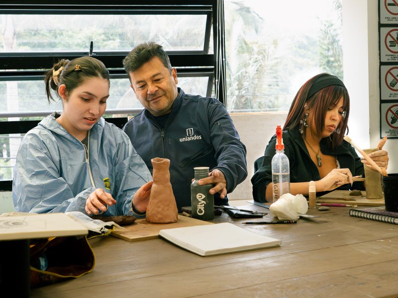 Herramientas talleres de escultura de mediano y gran formato.