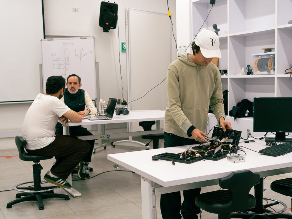 Tx-303 La granja electrónica | Facultad de Artes & Humanidades | Universidad de los Andes