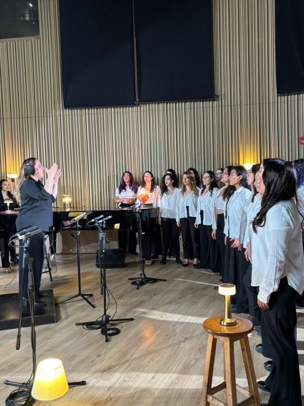 Imagen del anuncio flor de lava presenta: el velo se cayó, en colaboración coro de mujeres uniandes.
