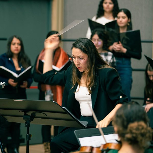 Paola Avila, profesora del Departamento de Música