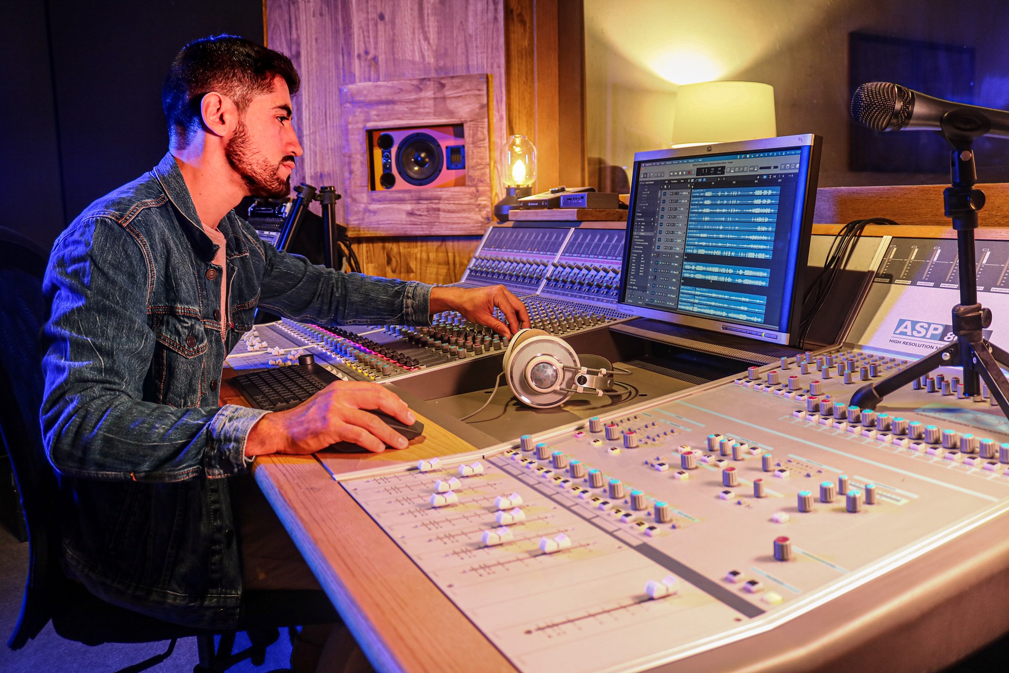 Taller de post-producción vocal y tratamiento de señal analógica mediante control robótico de hardware externo