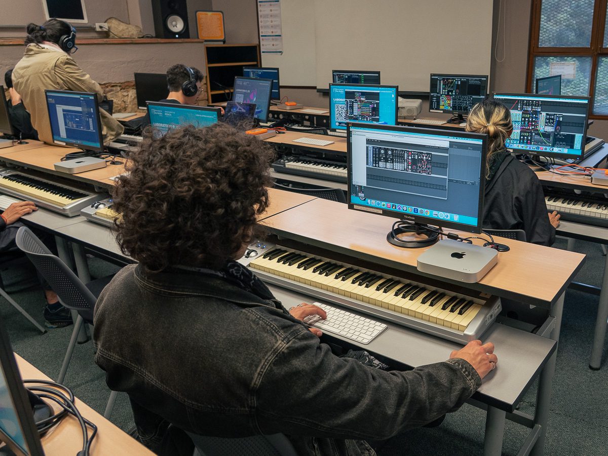T 203 | R 212, 217, 216 Laboratorios de música | Facultad de Artes & Humanidades | Universidad de los Andes