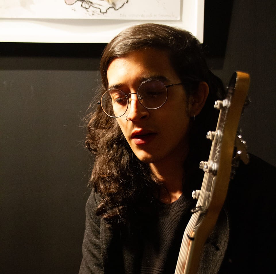 Descubre los Jams Estudiantiles en la Universidad de los Andes, espacios creativos para músicos que quieren improvisar juntos.