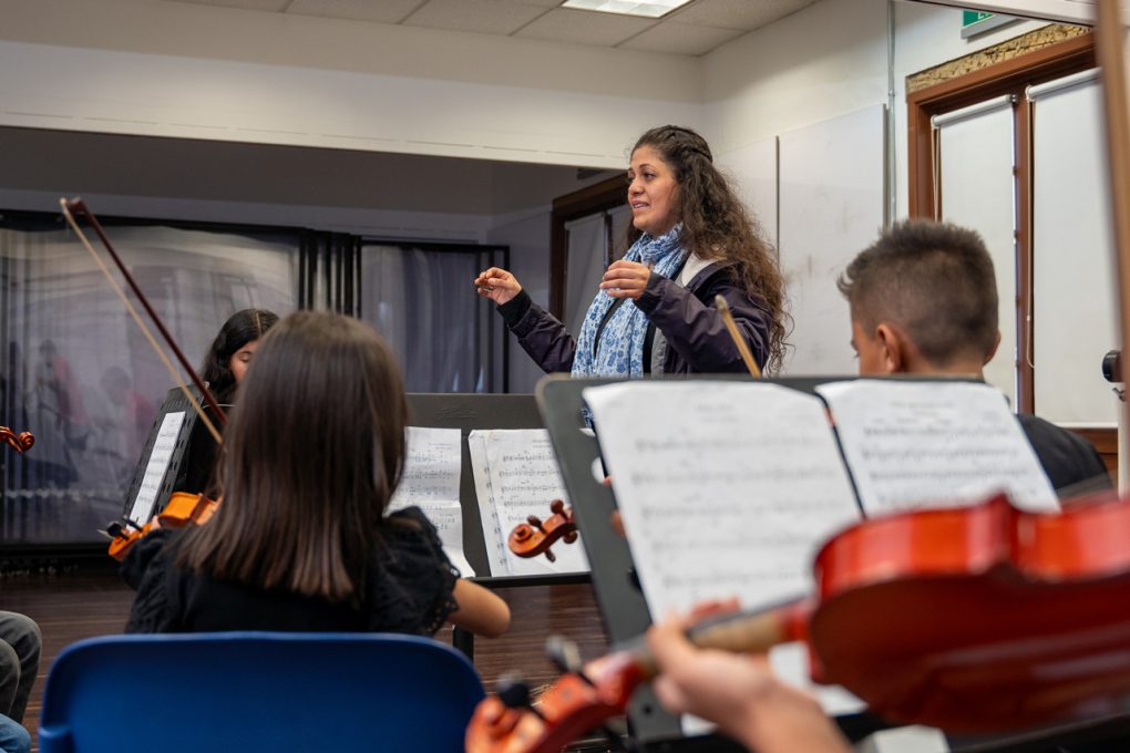 Sábado 9 de mayo de 2026 a la 1:00 p.m. en la Cajita de música de la Universidad de los Andes. Entrada libre hasta completar el aforo de la sala.