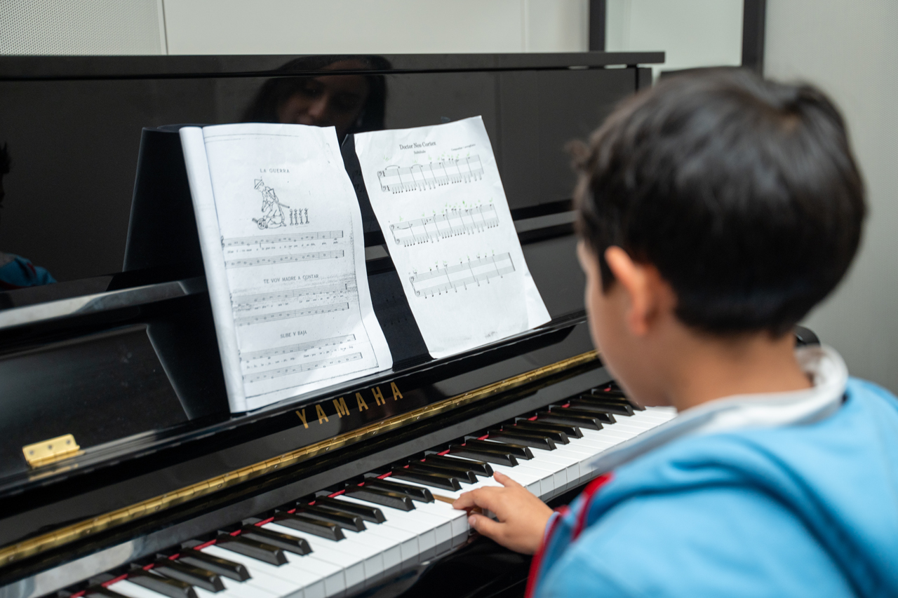 Sábado 9 de mayo de 2026 a la 1:00 p.m. en la Cajita de música de la Universidad de los Andes. Entrada libre hasta completar el aforo de la sala.