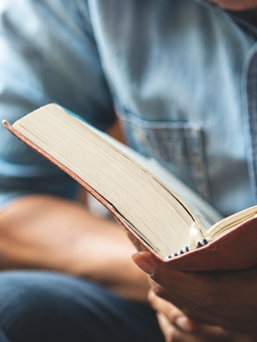 Hombre leyendo libro abierto