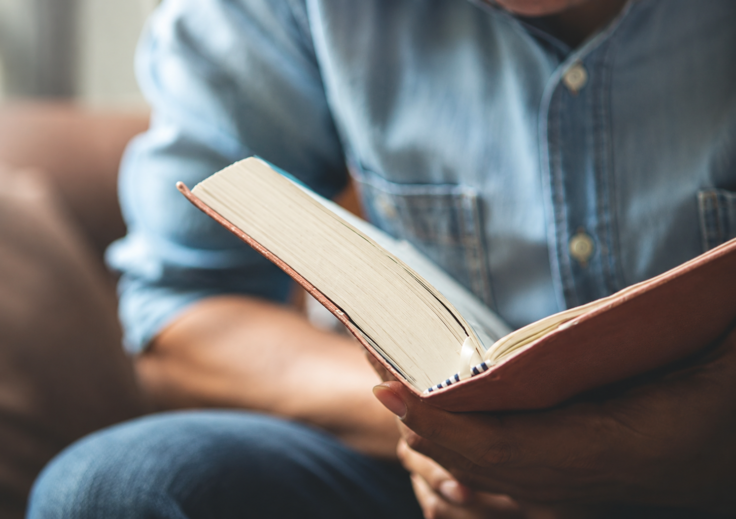 Hombre leyendo libro abierto