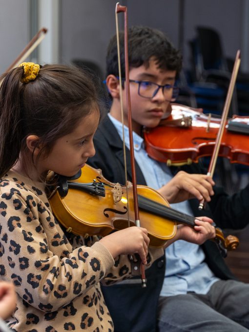 Niños tocando el violín