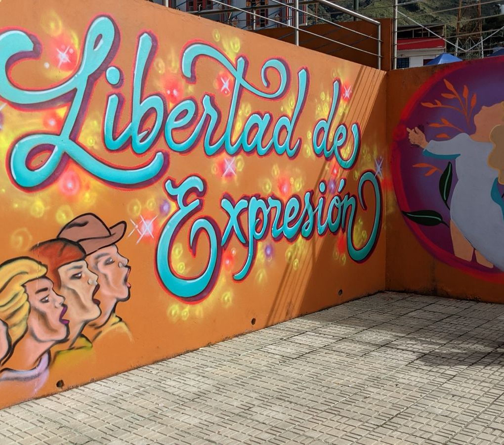 Explora la conexión entre la libertad de expresión y ética en el periodismo actual y su impacto en la democracia.