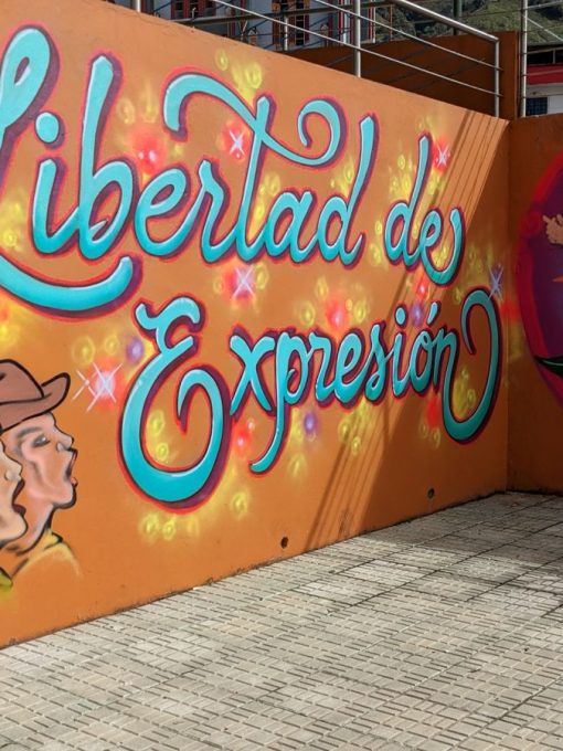 Explora la conexión entre la libertad de expresión y ética en el periodismo actual y su impacto en la democracia.