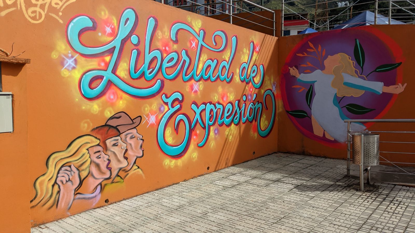 Explora la conexión entre la libertad de expresión y ética en el periodismo actual y su impacto en la democracia.