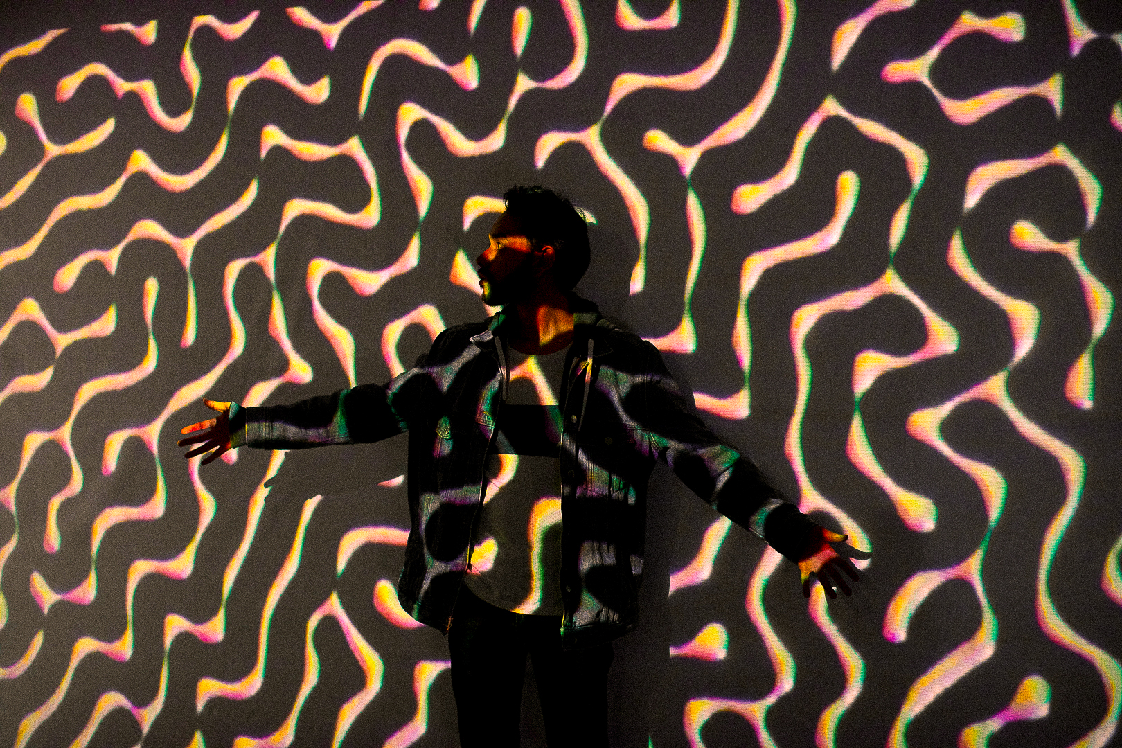 Persona en fondo de color