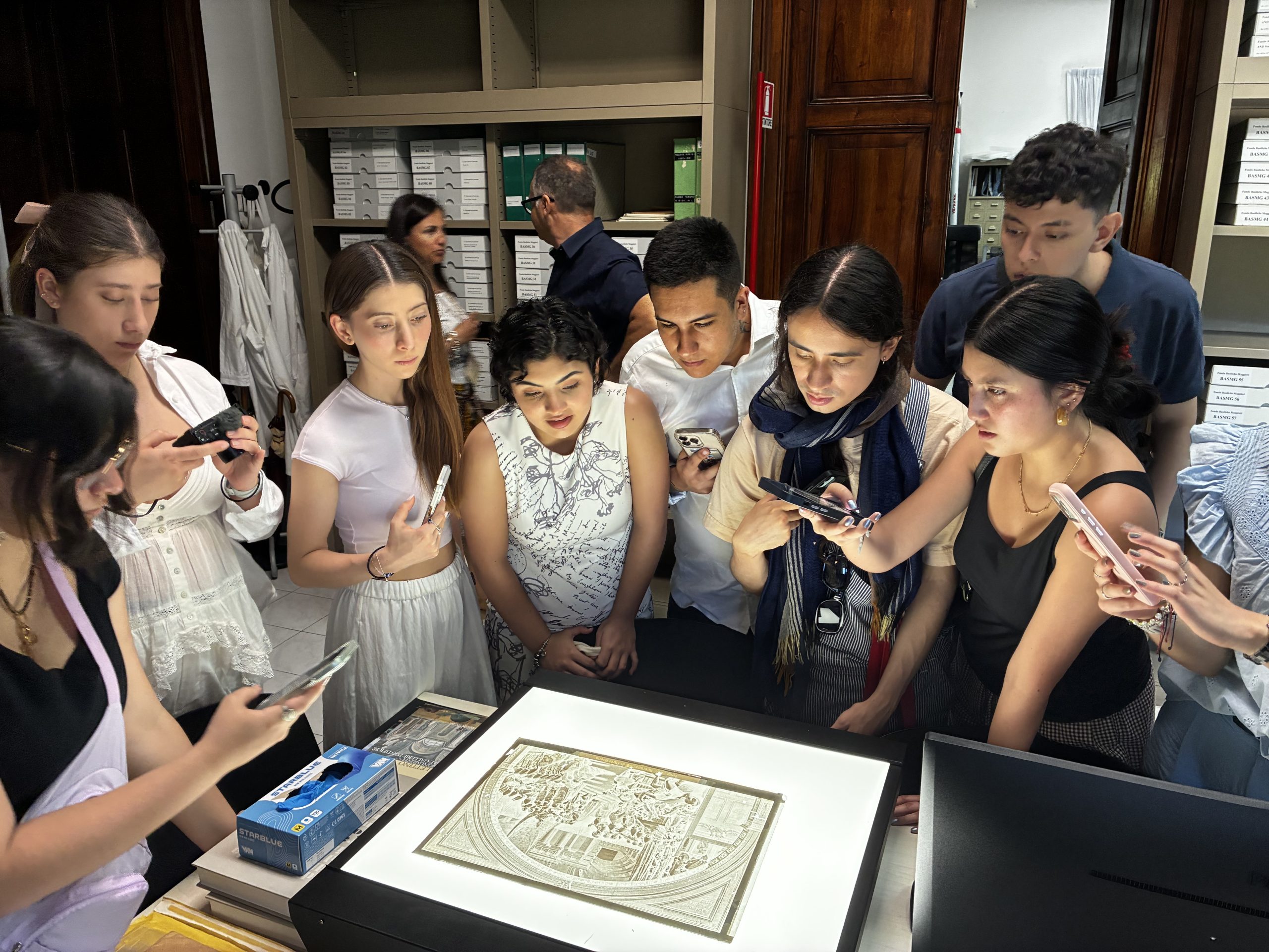 Aprende sobre fotografía en Colombia, analizando su evolución y relevancia en la cultura y cambios sociales del país.