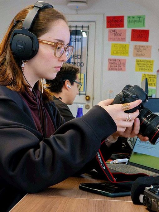 Descubre qué es la Pasantía Profesional en la Maestría en Periodismo y las actividades que pueden realizar los estudiantes.
