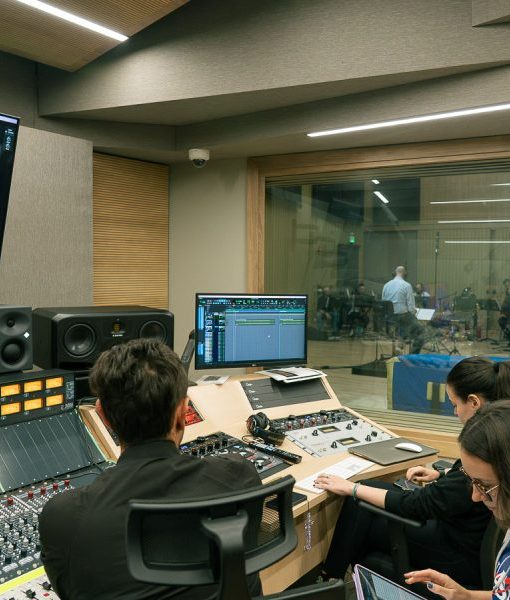 Aprende los fundamentos de audio y grabación. Este curso te brinda la teoría y práctica para grabar y procesar sonido.