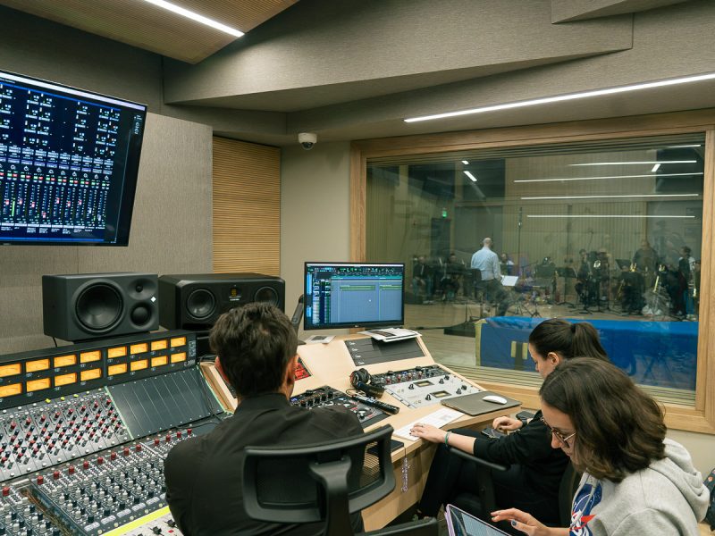 Aprende los fundamentos de audio y grabación. Este curso te brinda la teoría y práctica para grabar y procesar sonido.