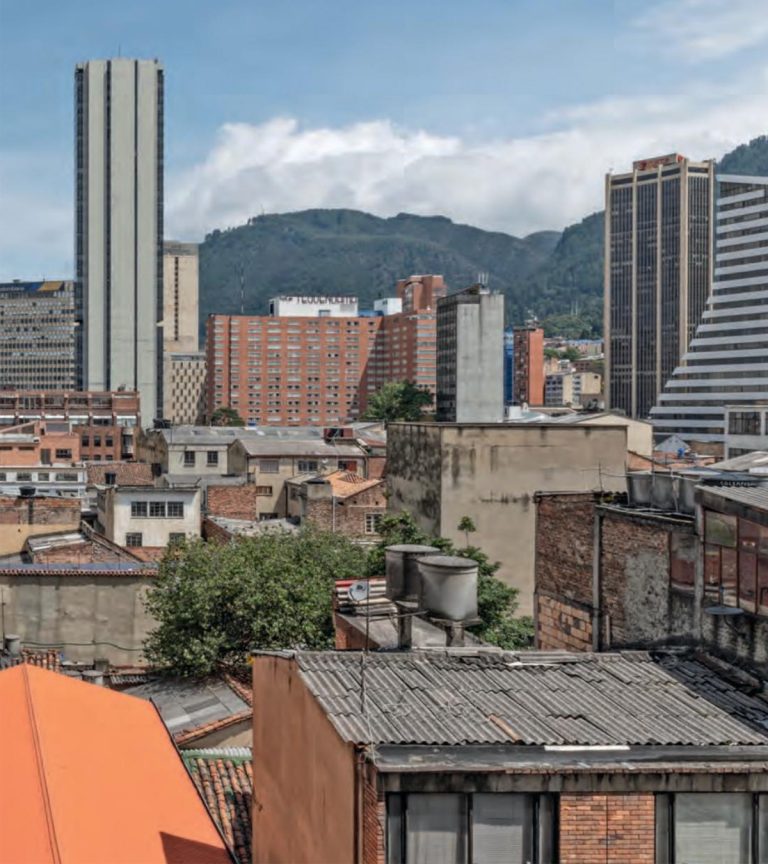 Presentación del libro — Adentro: vida en Bogotá: una conversación sobre ciudad, crónica e imagen